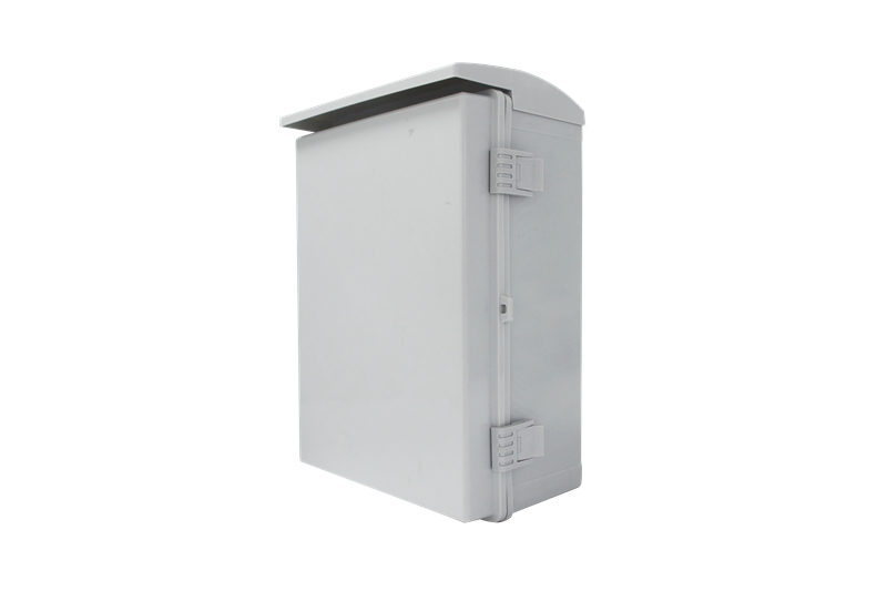 Rainproof water tank with canopy