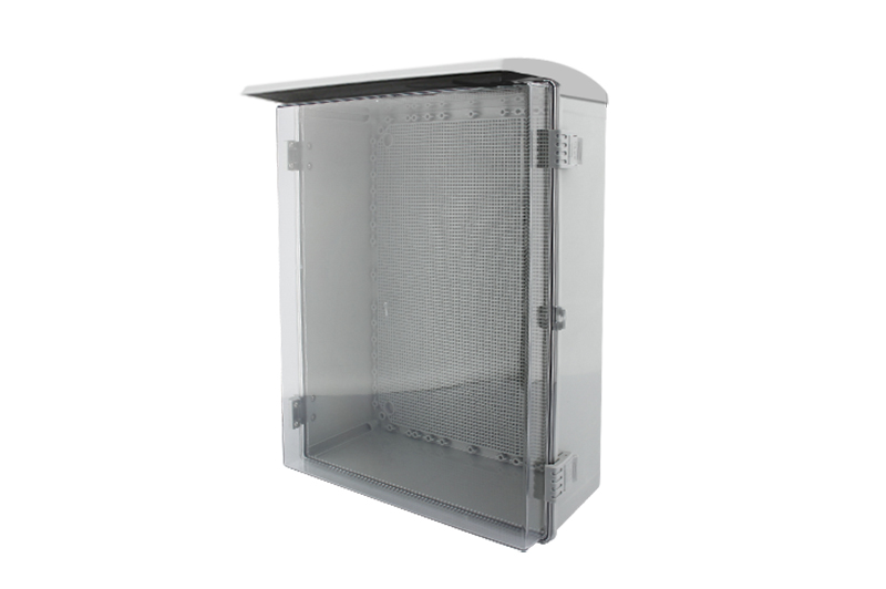 Rainproof water tank with canopy